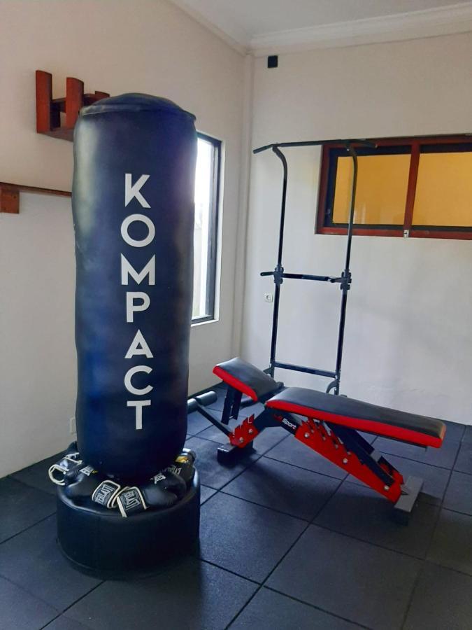 Medewi Manor Aparthotel Airsatang Екстериор снимка