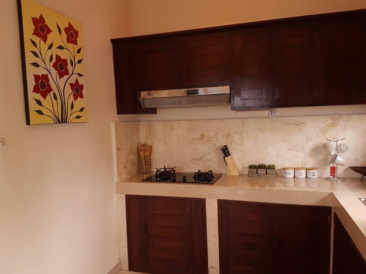 Medewi Manor Aparthotel Airsatang Екстериор снимка