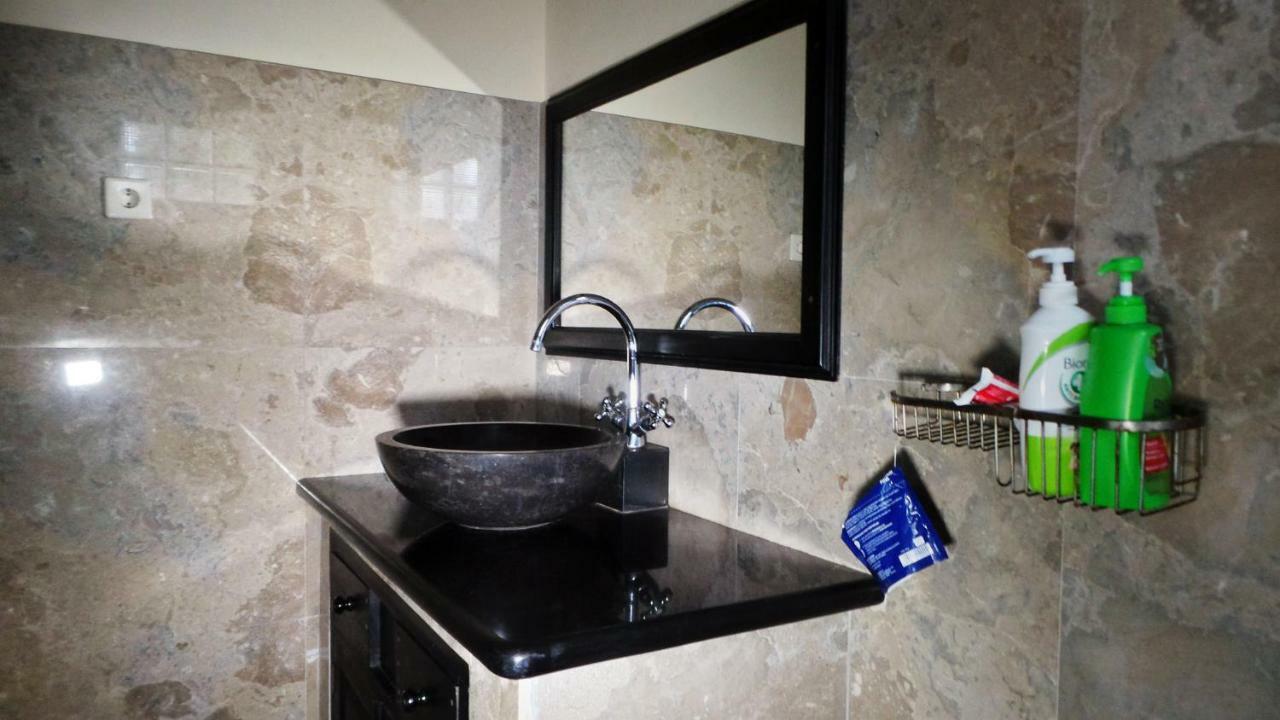 Medewi Manor Aparthotel Airsatang Екстериор снимка